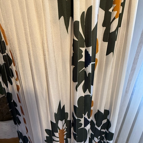 Avara Marcia Dress Olive, size Small - Picture 5 of 11